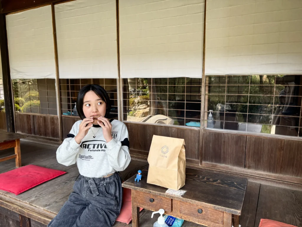 はなとねを食べる少女