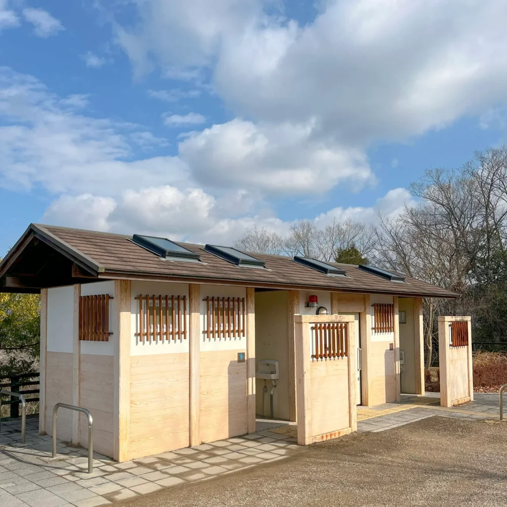 トイレはここ、まちかど広場にあります