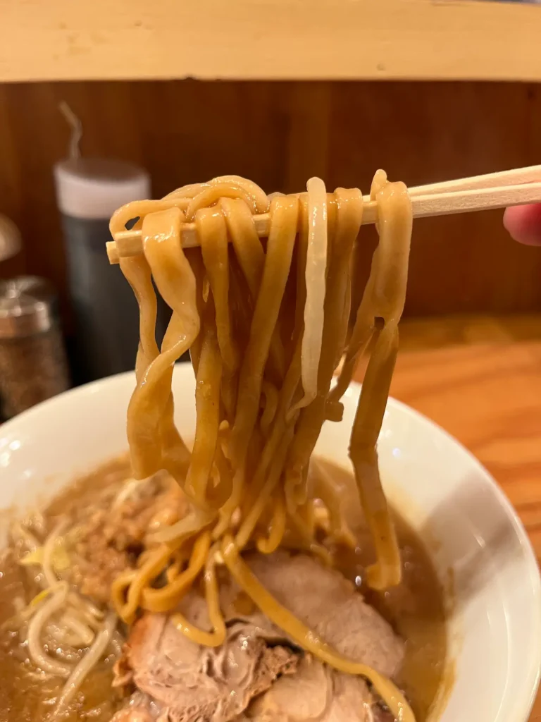 二郎系ラーメンの麺リフト