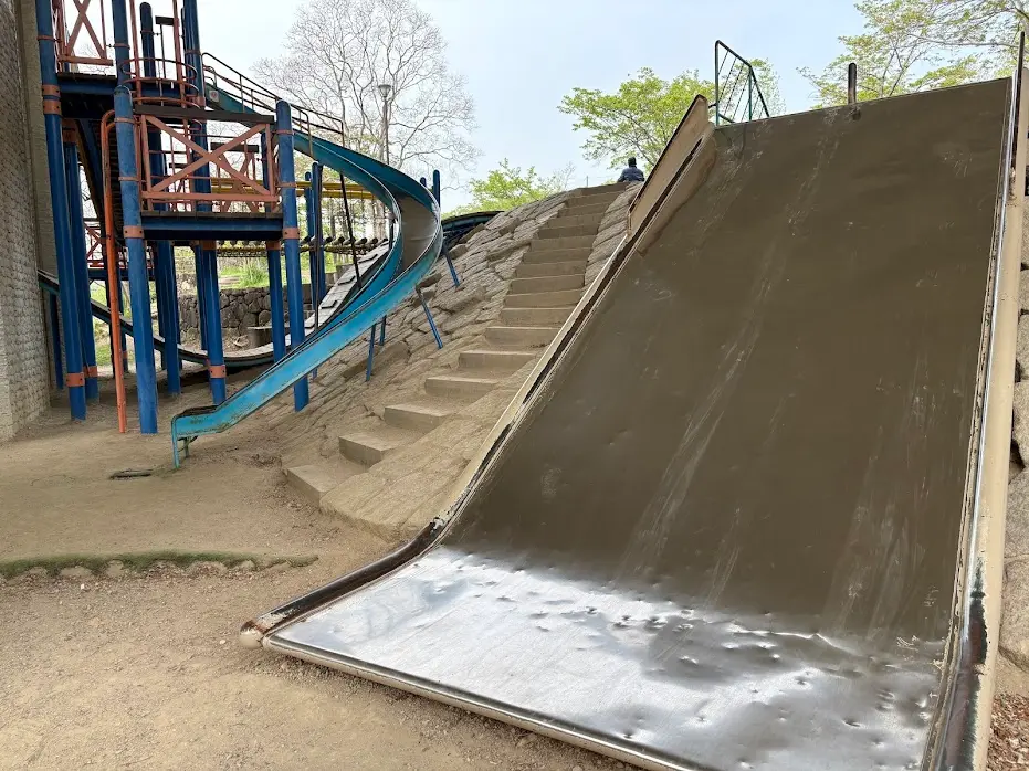 平谷側緑地(橋の下公園)の遊具