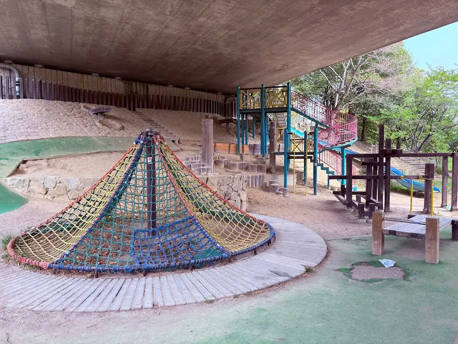 平谷側緑地(橋の下公園)の遊具