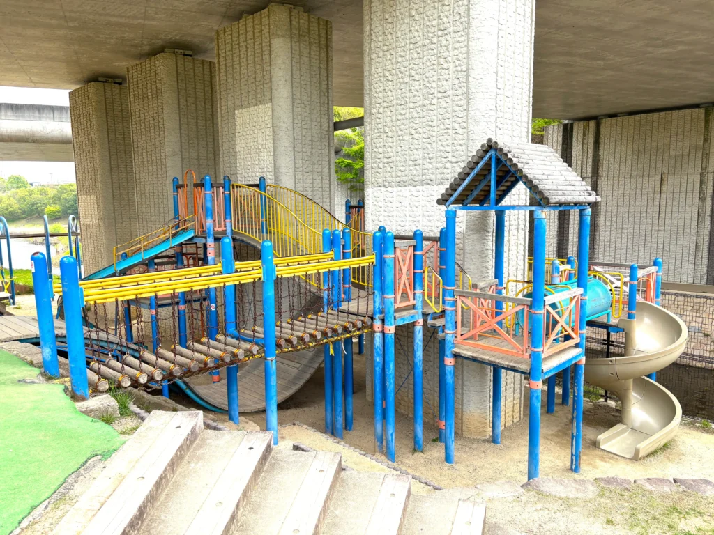 橋の下公園の遊具