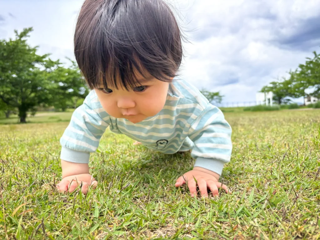 上津公園で遊ぶ赤ちゃん