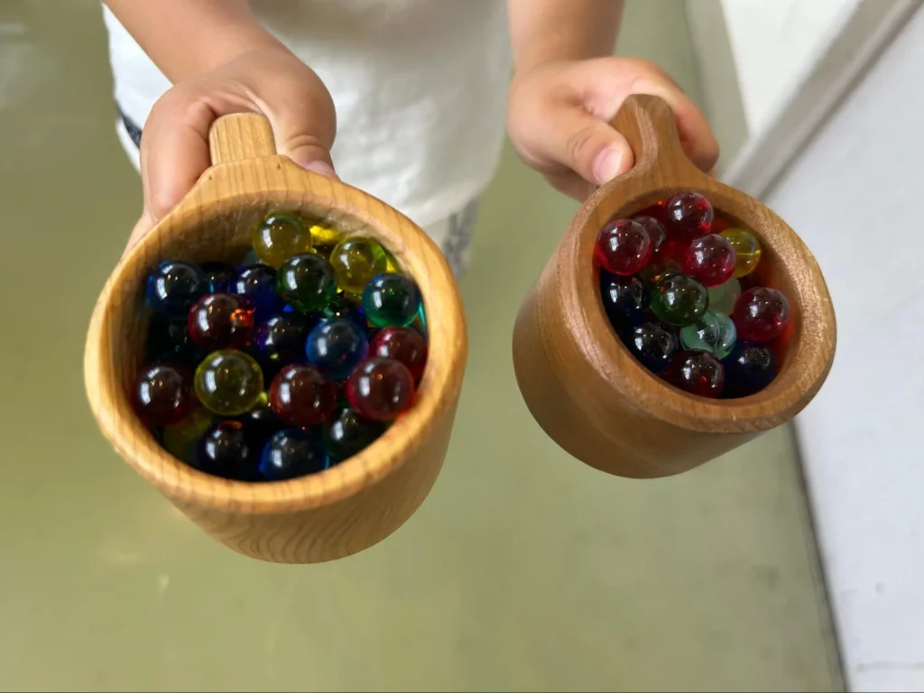 ビー玉と木のコップ