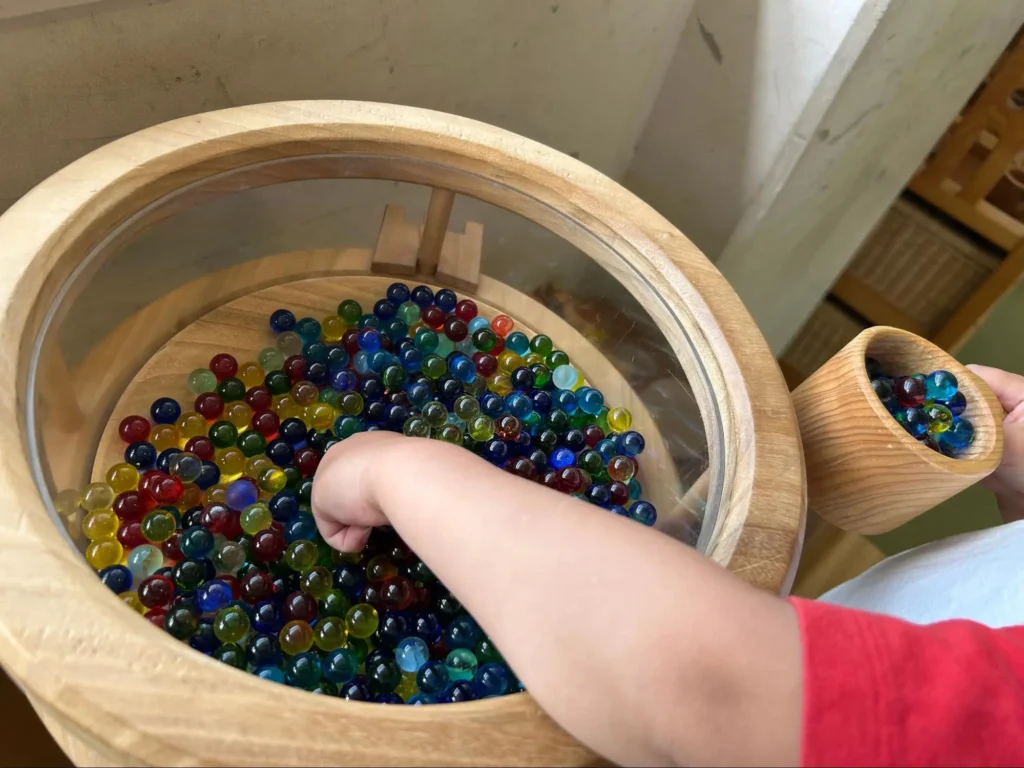 ビー玉を掴むようす