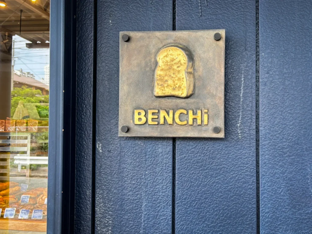 BENCHiの看板