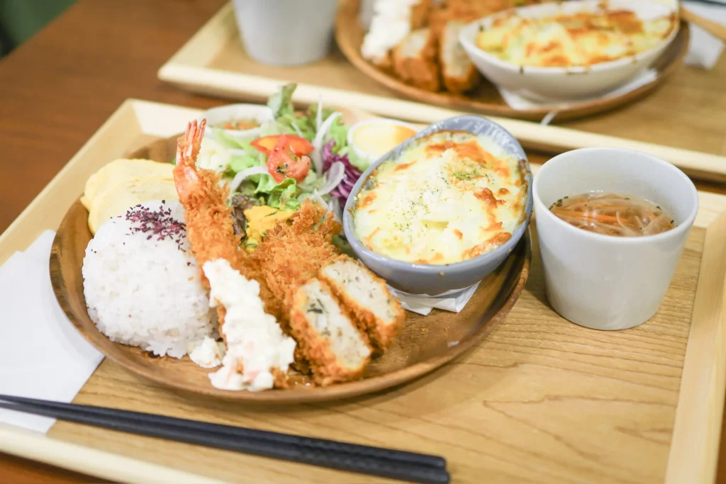 さんさん食堂のプレートランチ