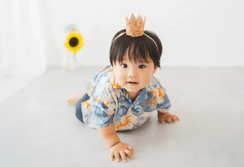 冠をつけた男の子